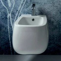 Bidet sospeso di design in ceramica bianco Gaiola, fatto in Italia