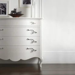 Comò in Legno Bianco Perla a Rilievo con Maniglie Cromate Made in Italy - Berlino