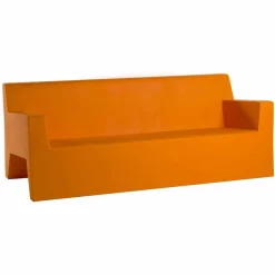 Divano da giardino Jut by Vondom, in resina di polietilene, di design