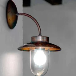 Lampada a parete La Traviata di Aldo Bernardi in rame, vetro, ottone anticato