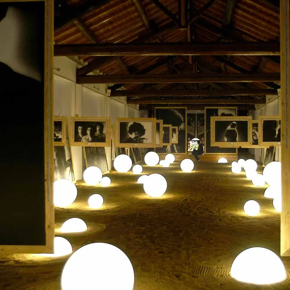 Lampada a sfera moderna da terra/tavolo Slide Globo, fatta in Italia