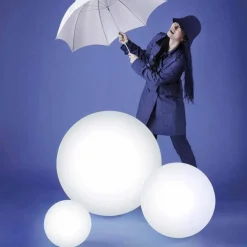 Lampada a sfera moderna da terra/tavolo Slide Globo, fatta in Italia