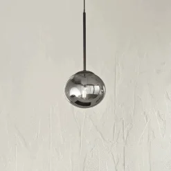 Lampada a Sospensione in Metallo Verniciato e Vetro Soffiato - Ailanto