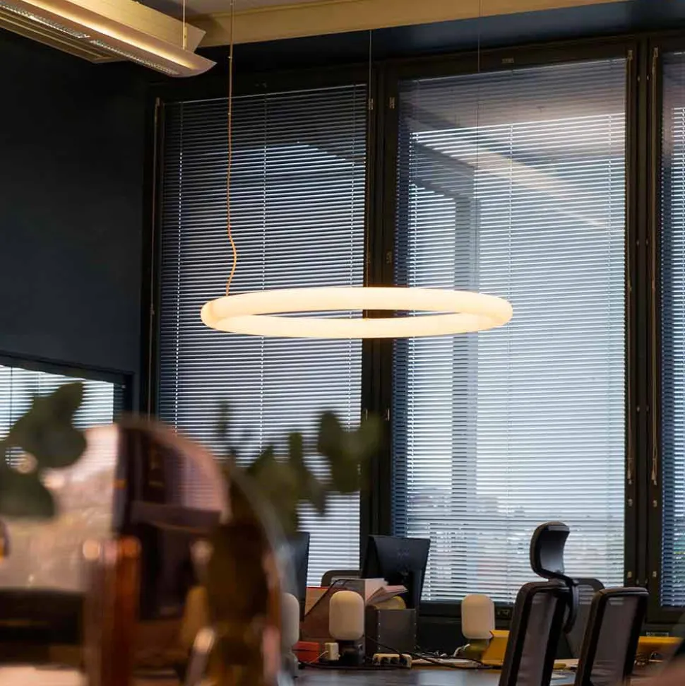 Lampada a Sospensione Tonda a LED in Polietilene Made in Italy - Slide Giotto