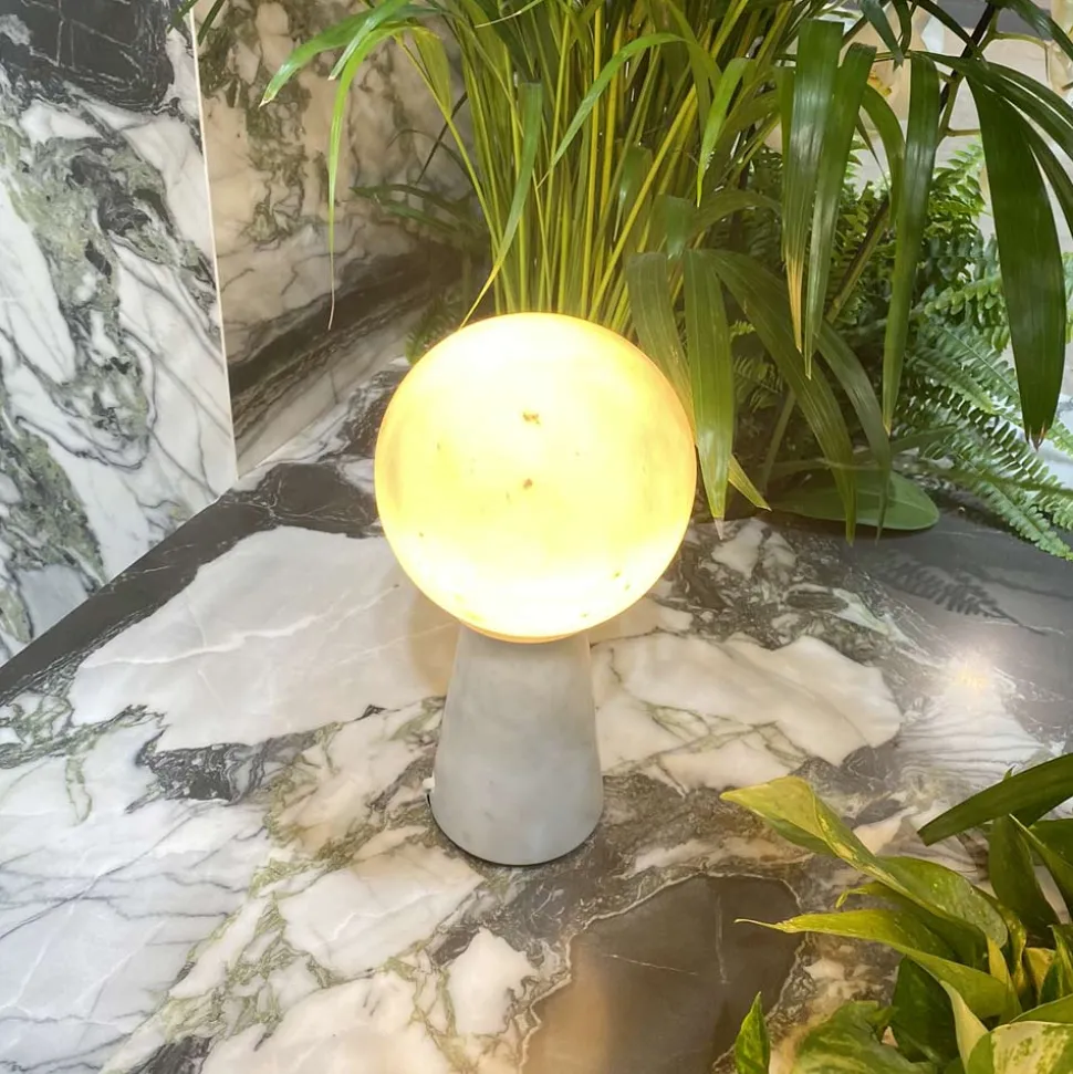 Lampada Conica con Sfera Bianca e Base in Marmo Made in Italy - Tobio