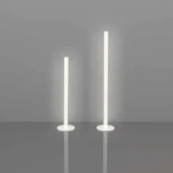 Lampada da terra sottile Slide Flux in metacrilato prodotta in Italia
