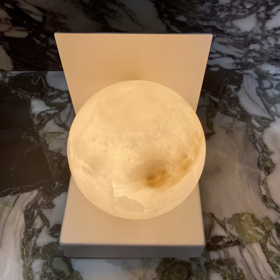 Lampada in Metallo con Sfera Bianca in Marmo Satinato Made in Italy - Issei