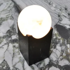 Lampada Rettangolare con Sfera Bianca e Base in Marmo Made in Italy - Koshi