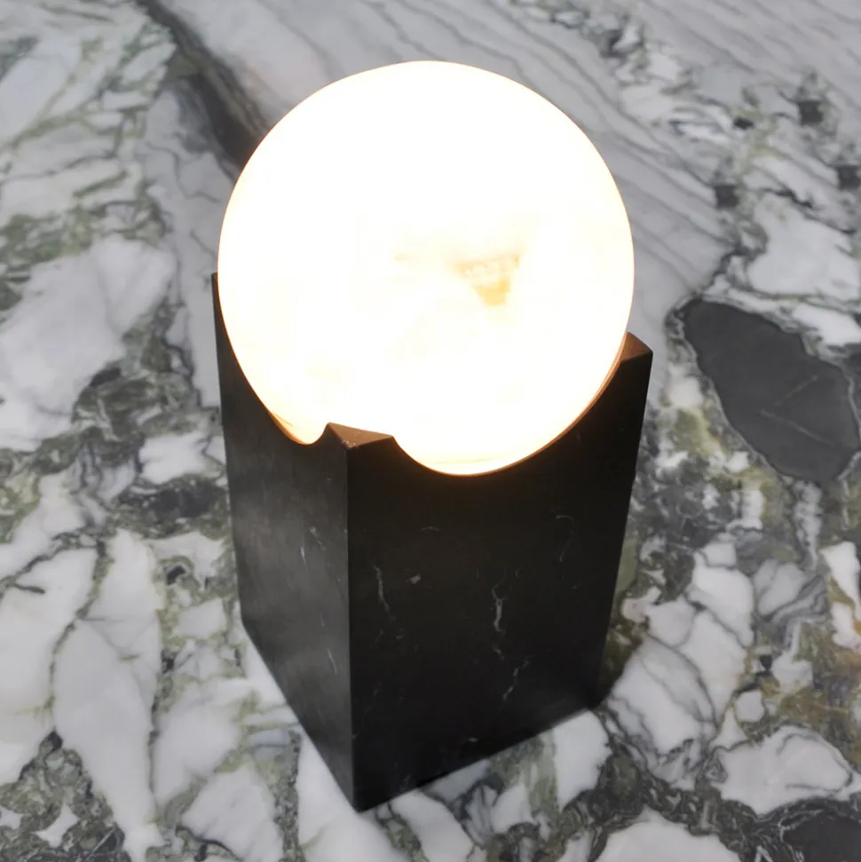 Lampada Rettangolare con Sfera Bianca e Base in Marmo Made in Italy - Koshi