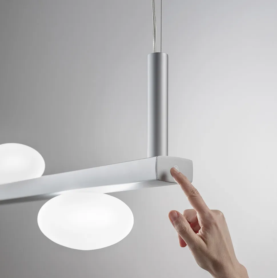 Lampadario in Alluminio e Luce in Vetro Soffiato Bianco - Alma