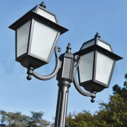 Lampione Alto 238 cm da Giardino in Alluminio Antracite e Vetro Sabbiato - Elric
