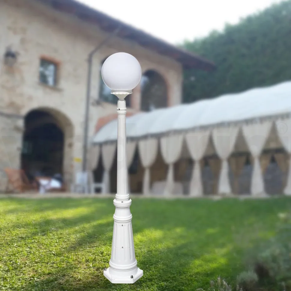 Lampione Alto 145 cm in Acrilico e Alluminio Bianco Made in Italy - Trovabianco