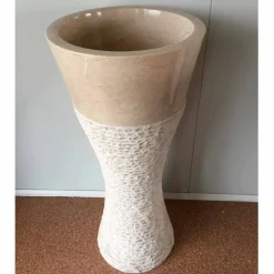 Lavabo a colonna bianco in pietra naturale Iris, pezzo unico di design