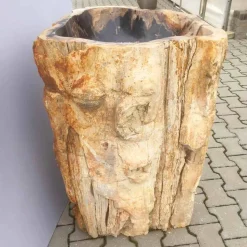 Lavabo a colonna di design in legno pietrificato Ley, fatto a mano