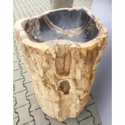 Lavabo a colonna di design in legno pietrificato Ley, fatto a mano