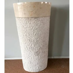 Lavabo bianco in pietra naturale a colonna Siro design, pezzo unico