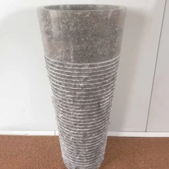 Lavabo conico a colonna in pietra naturale Iga, pezzo unico di design