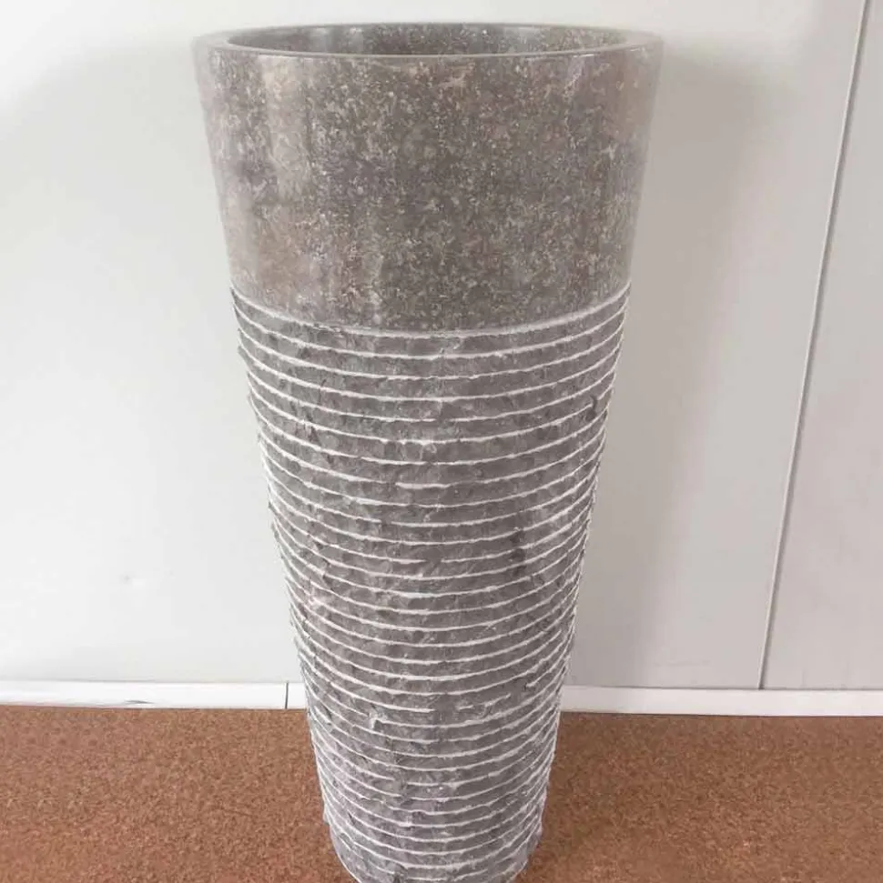 Lavabo conico a colonna in pietra naturale Iga, pezzo unico di design