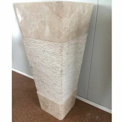 Lavabo in pietra naturale a colonna Robin, bianco pezzo unico