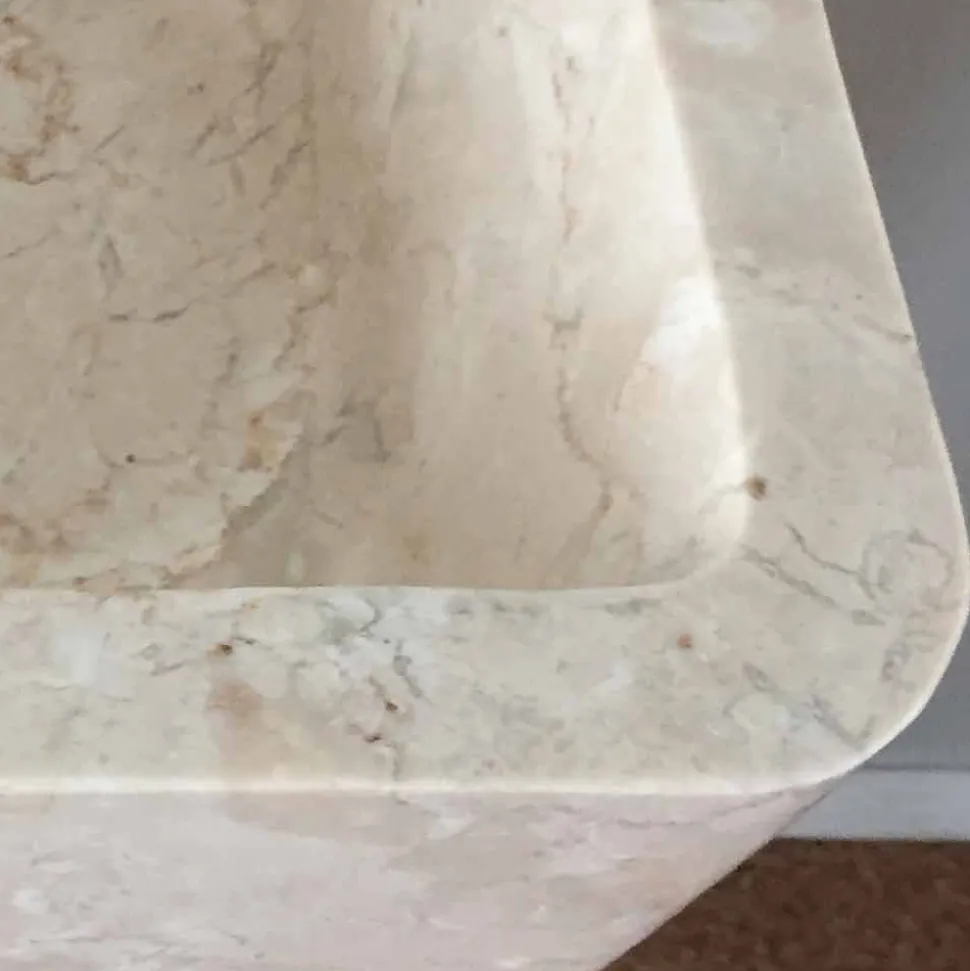 Lavabo in pietra naturale a colonna Robin, bianco pezzo unico