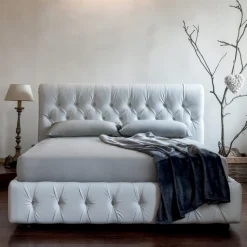 Letto Matrimoniale con Imbottitura Capitonné e Piedini in Legno - Briosco