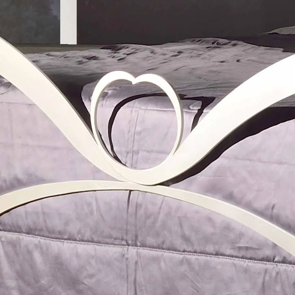 Letto matrimoniale di design in ferro con decori in cristallo Eden