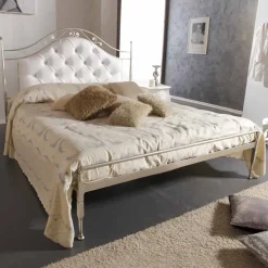 Letto matrimoniale imbottito realizzato a mano in ferro pieno Gracie