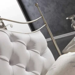 Letto matrimoniale imbottito realizzato a mano in ferro pieno Gracie