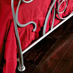 Letto matrimoniale in ferro artigianale con gambe coniche Zoe
