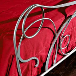 Letto matrimoniale in ferro artigianale con gambe coniche Zoe