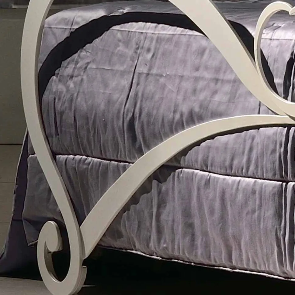Letto matrimoniale in ferro imbottito con cristalli Kimberly