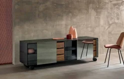 Madia Moderna su Ruote in Vetro Fumè e Top in Ceramica Made in Italy – Scocca