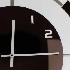 Orologio a Parete in Legno Bianco e Decori Bronzo di Design Moderno - Mavia