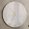 Orologio da Parete in Vetro Effetto Marmo Calacatta con Lancette in Ottone - Axis