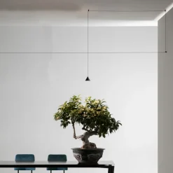 Piantana a Filo in Alluminio Nero e Cono Piccolo Design Minimale - Mercado