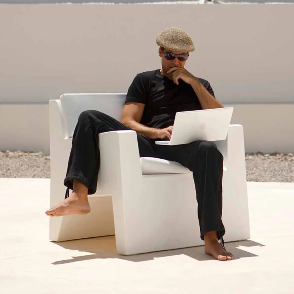 Poltrona da esterno di design Jut by Vondom, in resina di polietilene