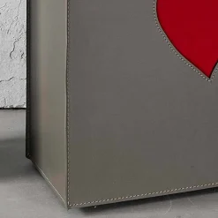 Portabiancheria moderno in cuoio fatto in Italia Adele, inserto cuore