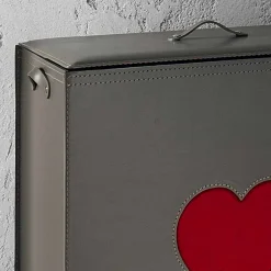 Portabiancheria moderno in cuoio fatto in Italia Adele, inserto cuore