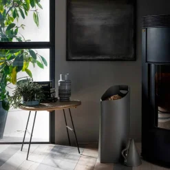 Porta pellet con sessola da interno in cuoio nero di design Sapir