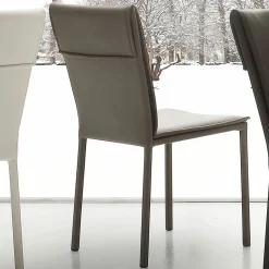 Sedia moderna interamente rivestita in ecopelle Lappola