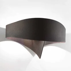 Selene Scudo applique in acciaio verniciato dal design moderno