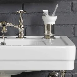 Set bagno con consolle vintage doppia in ceramica bianca su struttura Linear