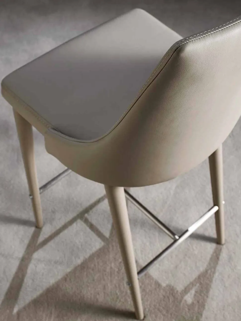 Sgabello di Design con Schienale Alto in Ecopelle - Berenice