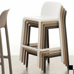 Sgabello in resina con fiberglass dal design moderno Grosseto