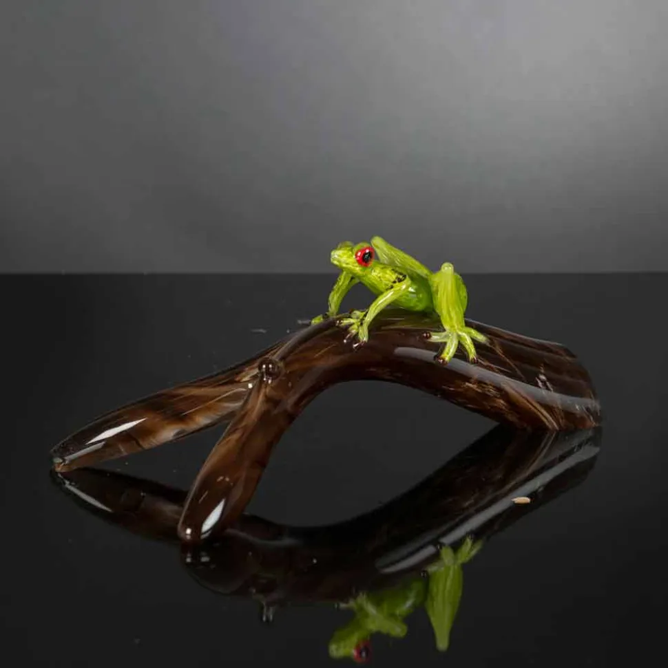 Statua a Forma di Rana su Ramo in Vetro Colorato Realizzata in Italia - Froggy