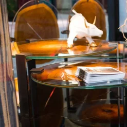 Tavolino da caffè basso di design con piano in vetro e legno Bigo