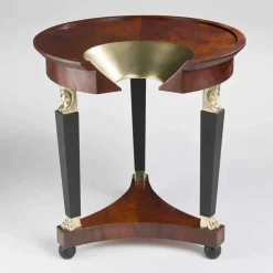 Tavolino da salotto con piano in vetro e decorazioni in ottone, Venere
