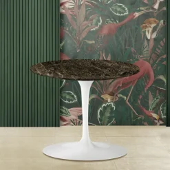 Tavolino Eero Saarinen H 39 con Piano Rotondo in Marmo Emperador Dark - Scarlet