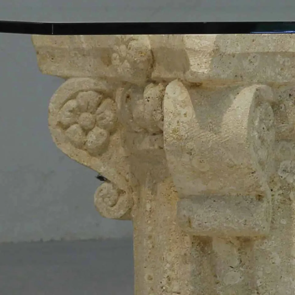 Tavolino in Pietra di Vicenza e cristallo scolpito a mano Balos