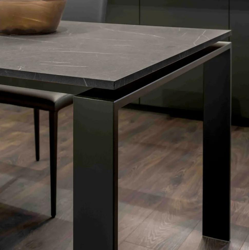 Tavolo Allungabile a 310 cm con Piano in Nobilitato e Base in Metallo - Spilla